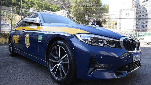 A "superviatura" é originalmente um BMW 320i, de cor branca e modelo 2020 por Fernando Madeira