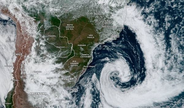 Tempestade subtropical Ubá na manhã de 10 de dezembro de 2021