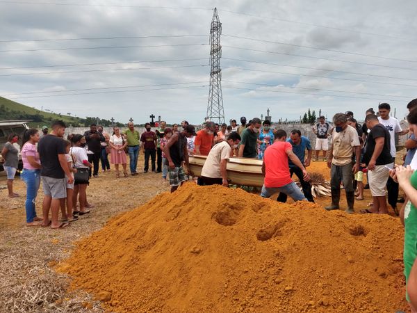 Corpo de mãe e filho que morreram após acidente são enterrados em Anchieta