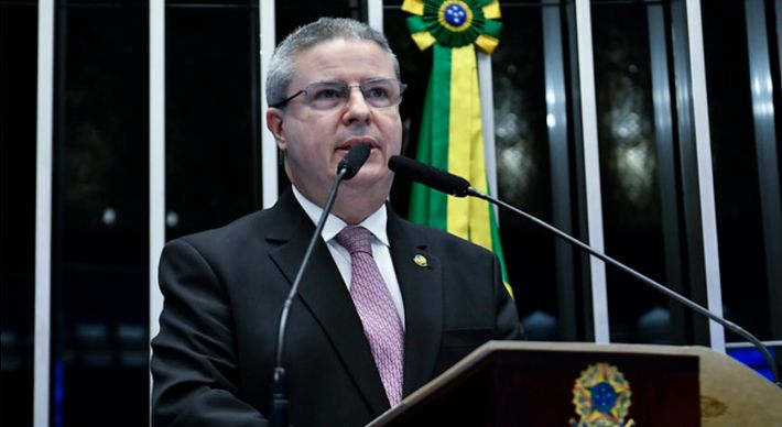 Senador teve 52 votos e superou Kátia Abreu e líder de Bolsonaro. A indicação para a vaga do Senado para o TCU ainda precisa ser votada pela Câmara dos Deputados