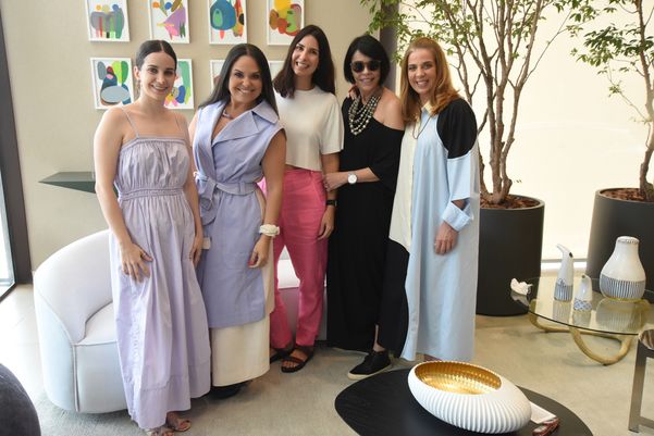 Beatriz Covre, Tatiana Coutinho, Brunela Covre, Malu Reis e Andrea Covre em lançamento de exposição da Particular Galeria.
