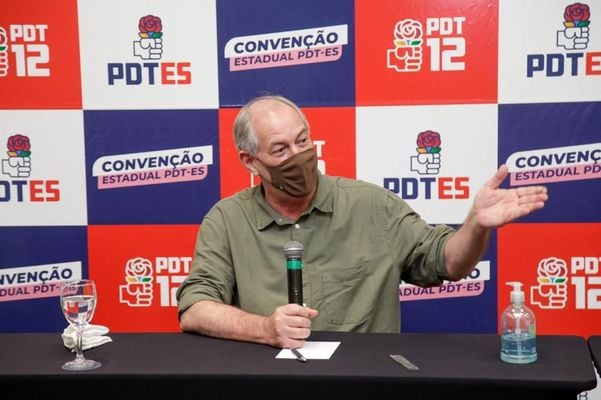 Ciro Gomes em entrevista coletiva em Vitória
