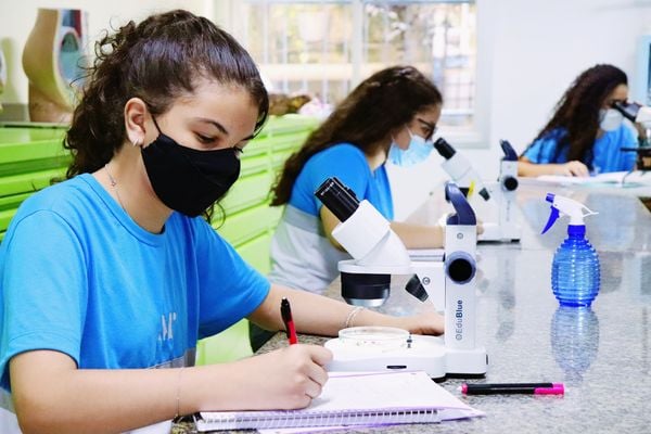 Especialistas acreditam que marcar conversas, mesmo que virtuais com gestores da escola é uma prática positiva