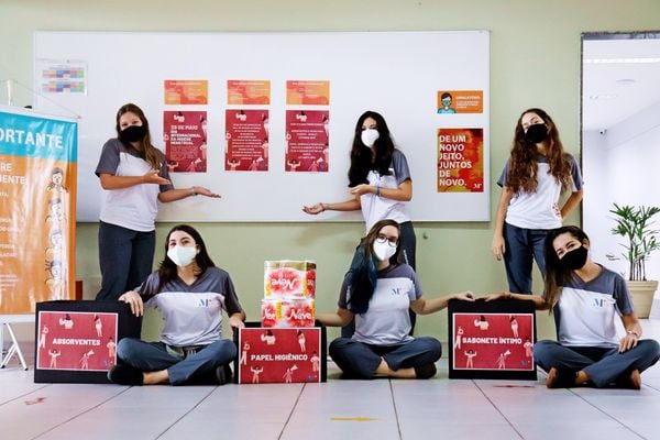 Laura Locatel e outras alunas da escola que participaram de um projeto social por meio da Escola