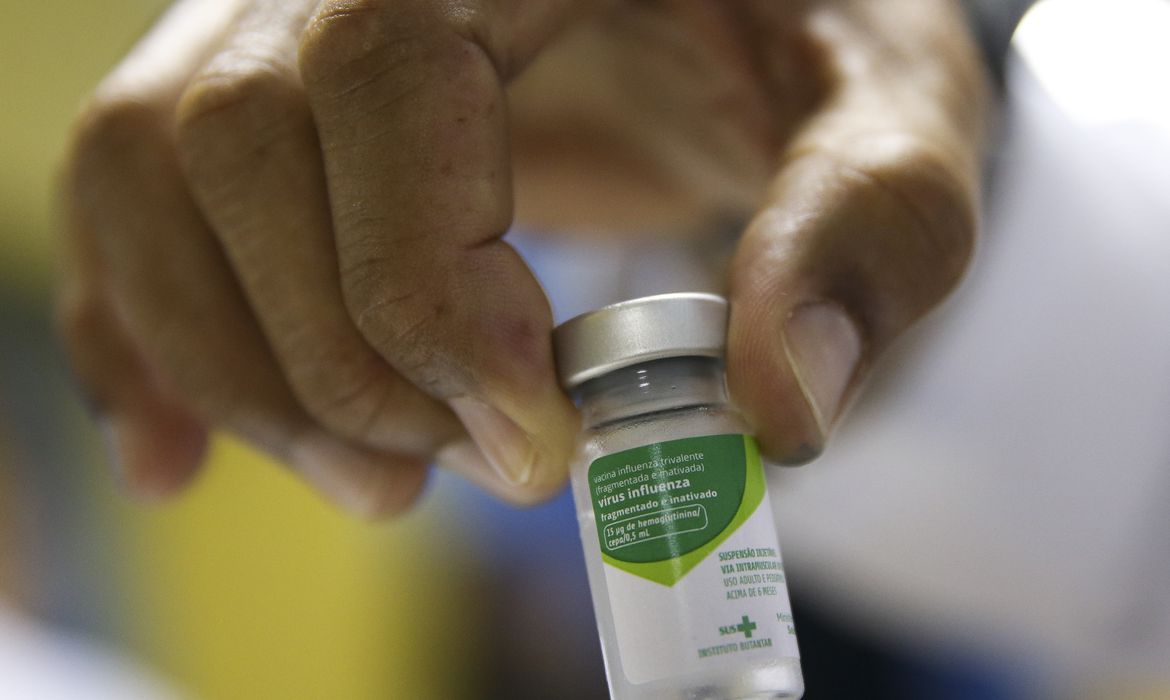 As aplicações do imunizante contra Influenza A e B estarão disponíveis nas mais de 700 salas de vacina em todo o Estado e poderão ser feitas juntas com as de Covid