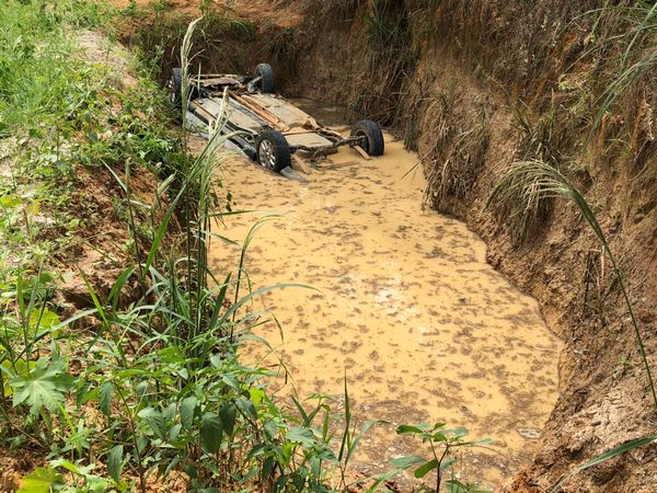 Carro cai dentro de caixa seca e homem morre afogado no ES por Blog do Markinho Cruz