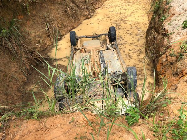 Carro cai dentro de caixa seca e homem morre afogado no ES por Blog do Markinho Cruz
