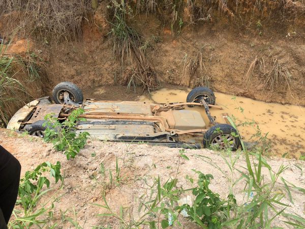 Carro cai dentro de caixa seca e homem morre afogado no ES por Blog do Markinho Cruz