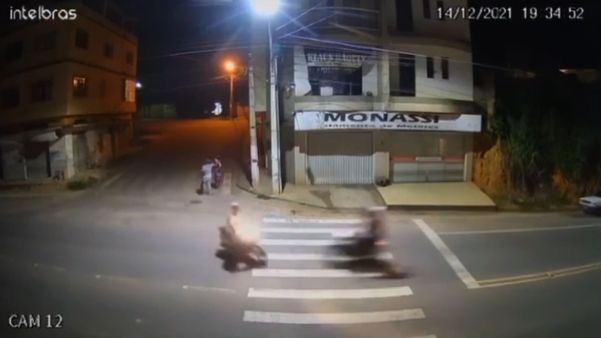 A Gazeta Vídeo Mostra Batida Impressionante Entre Motos Em São