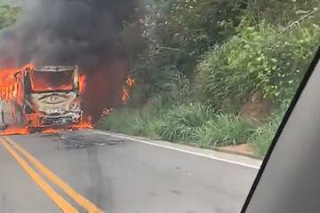 Ônibus pega fogo na BR 262