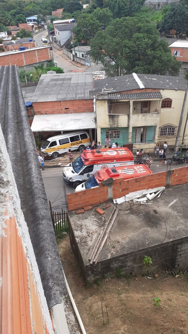 Acidente aconteceu na tarde desta sexta-feira (17), no bairro Nova Carapina I, na Serra por Leitor | A Gazeta