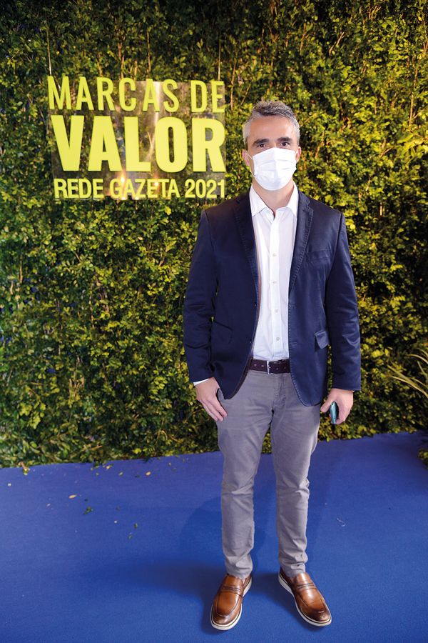 Bruno Passoni por Cloves e Arthur Louzada