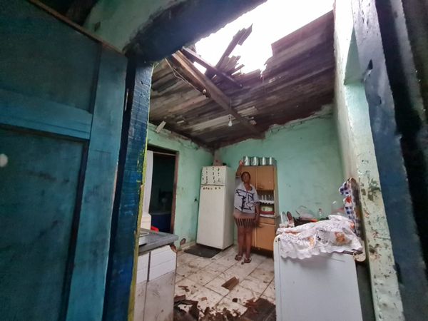 Chuva atinge telhado de casa em Cachoeiro