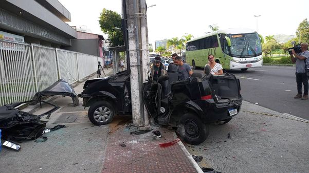 Duas pessoas morrem e outras 4 ficam feridas após carro bater em poste na Fernando Ferrari