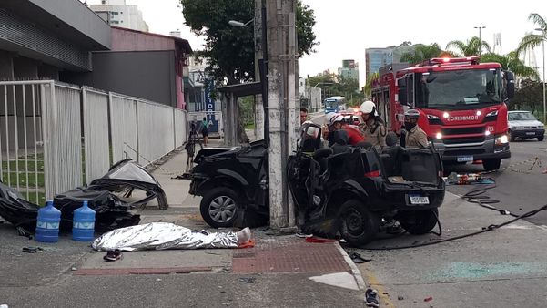 Duas pessoas morreram e outras quatro ficaram ferida em acidente na Fernando Ferrari, em Vitória