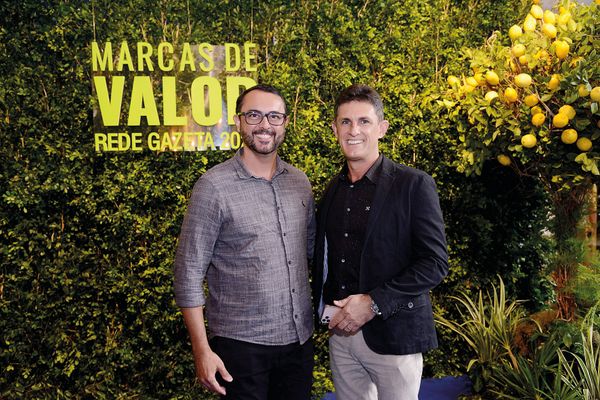 Jocenil e Joanir Smarçaro por Cloves e Arthur Louzada