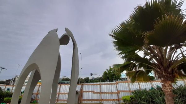 Monumento aos Trabalhadores da Saúde na Orla de Camburi por Carlos Alberto Silva