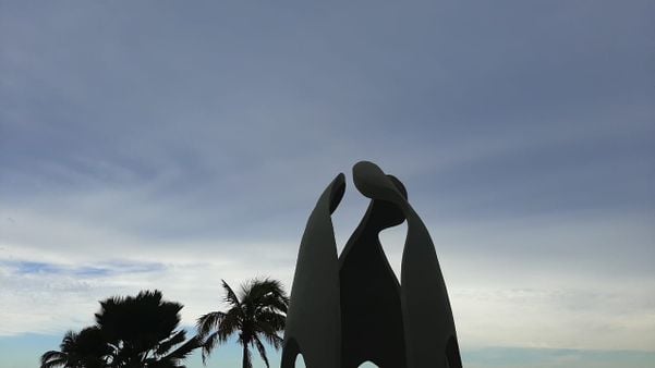 Monumento aos Trabalhadores da Saúde na Orla de Camburi por Carlos Alberto Silva