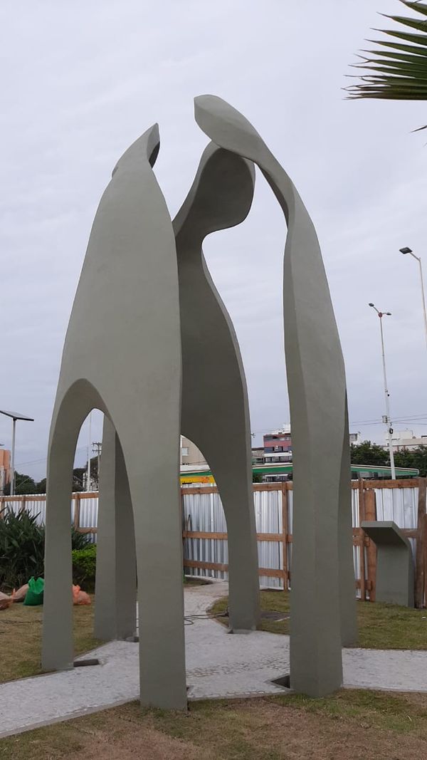 Monumento aos Trabalhadores da Saúde na Orla de Camburi por Carlos Alberto Silva