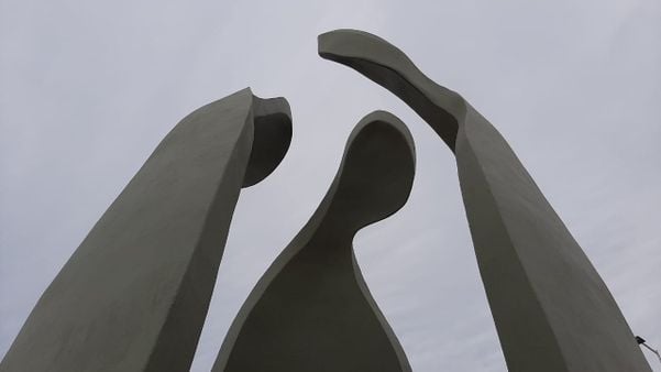 Monumento aos Trabalhadores da Saúde na Orla de Camburi por Carlos Alberto Silva