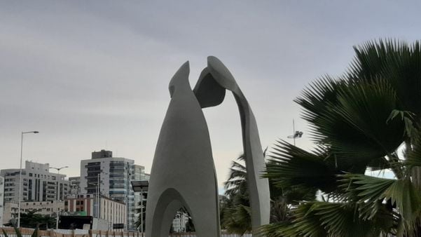 Monumento aos Trabalhadores da Saúde na Orla de Camburi por Carlos Alberto Silva