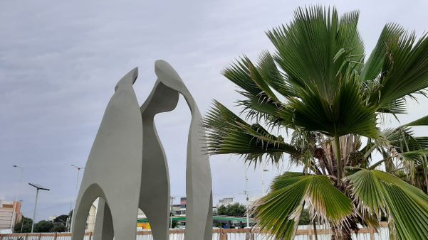 Monumento aos Trabalhadores da Saúde na Orla de Camburi por Carlos Alberto Silva