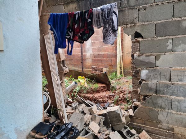 Chuva destruiu muro e causou estragos em residências no bairro Monte Belo, em Cachoeiro por João Henrique Castro