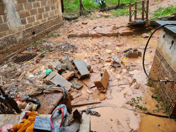 Chuva destruiu muro e causou estragos em residências no bairro Monte Belo, em Cachoeiro por João Henrique Castro