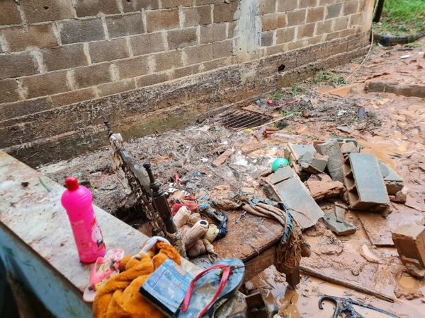 Chuva destruiu muro e causou estragos em residências no bairro Monte Belo, em Cachoeiro por João Henrique Castro
