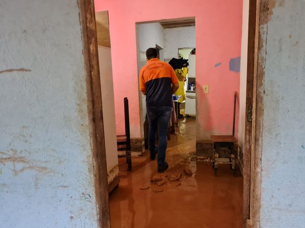 Chuva destruiu muro e causou estragos em residências no bairro Monte Belo, em Cachoeiro por João Henrique Castro