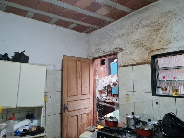 Chuva destruiu muro e causou estragos em residências no bairro Monte Belo, em Cachoeiro por João Henrique Castro