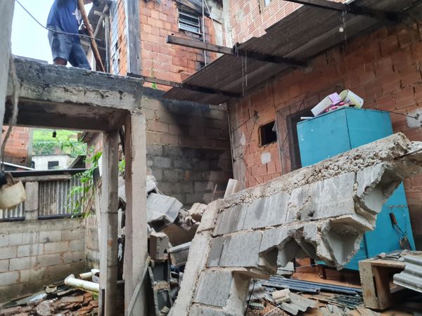Chuva destruiu muro e causou estragos em residências no bairro Monte Belo, em Cachoeiro por João Henrique Castro