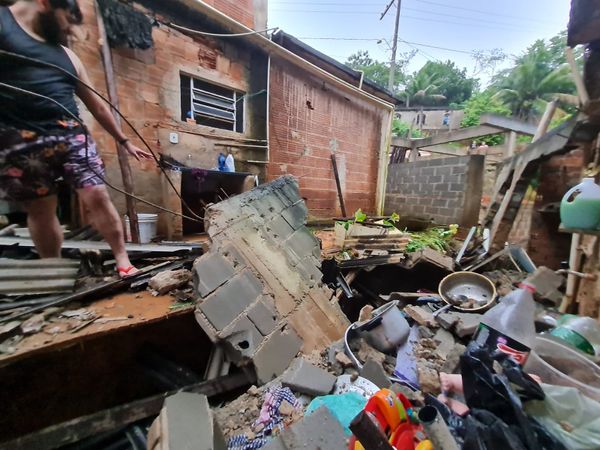 Chuva destruiu muro e causou estragos em residências no bairro Monte Belo, em Cachoeiro por João Henrique Castro