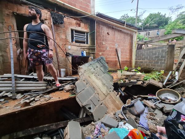 Chuva destruiu muro e causou estragos em residências no bairro Monte Belo, em Cachoeiro por João Henrique Castro