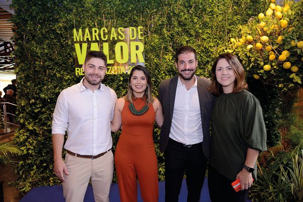 Rafael Costa, Carolina Marapodi, Tulio Ribas e Lygia Bellotti por Cloves e Arthur Louzada