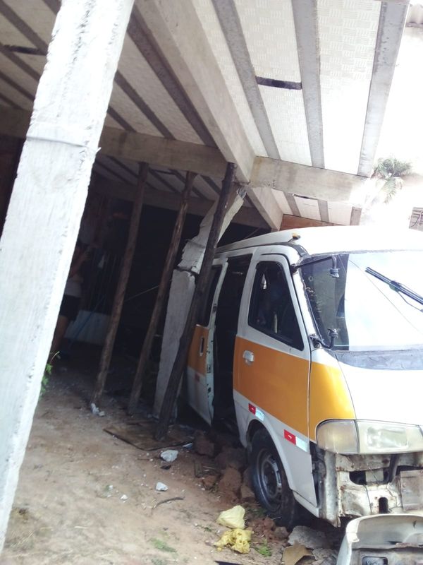 Van escolar só parou depois de atingir a coluna de uma casa no bairro Nova Carapina I, na Serra por Telespectador | TV Gazeta