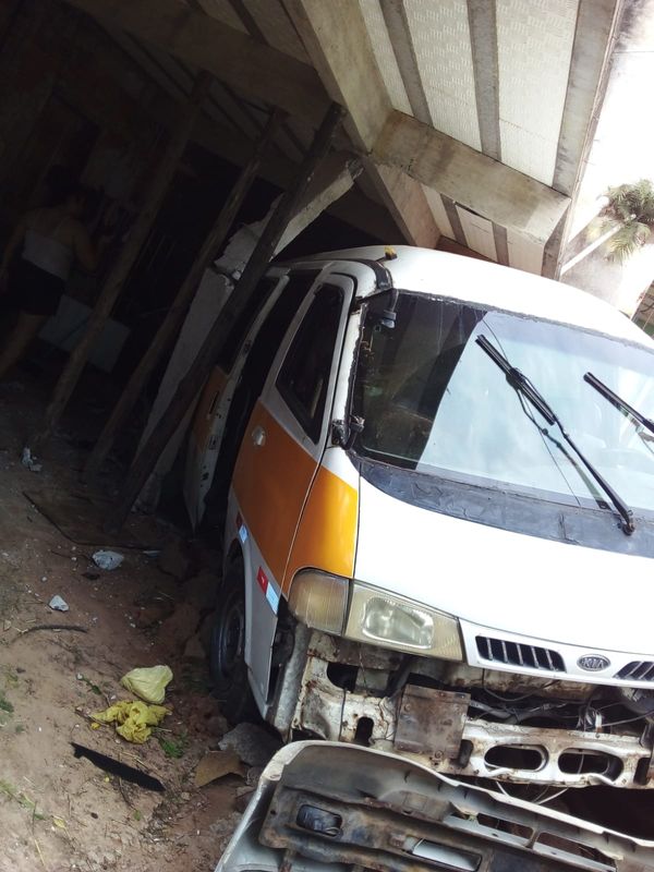 Van escolar só parou depois de atingir a coluna de uma casa no bairro Nova Carapina I, na Serra por Telespectador | TV Gazeta