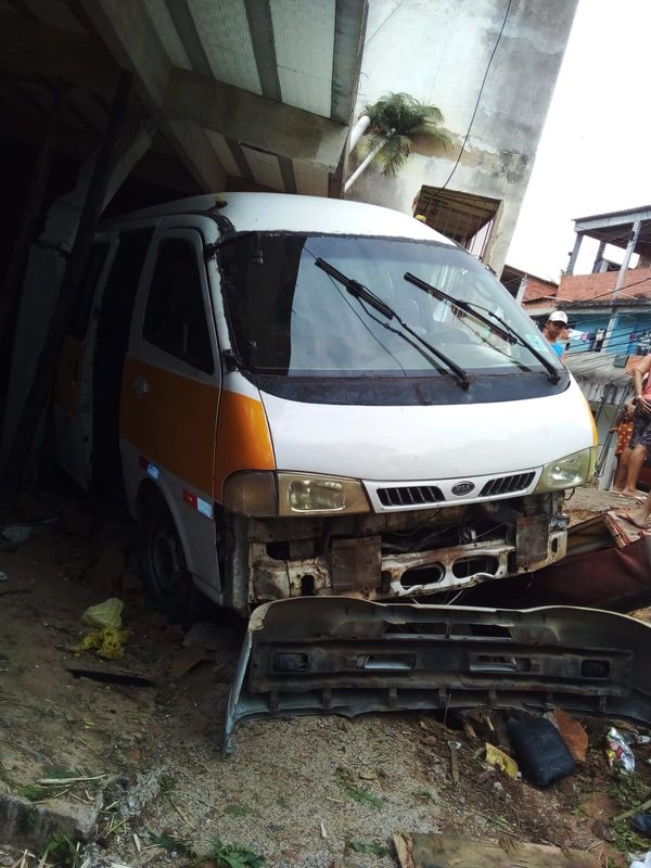 Van escolar só parou depois de atingir a coluna de uma casa no bairro Nova Carapina I, na Serra por Telespectador | TV Gazeta
