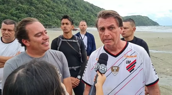 Bolsonaro chegou sexta-feira à noite em Santos, no litoral sul de São Paulo, onde deve passar os próximos dias