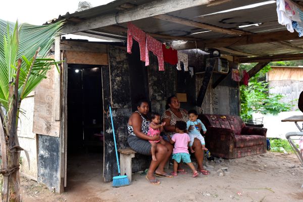 Ivani Lopes dos Santos com a filha Bianca dos Santos Silva e os netos Carla Eloá, Lorenzo e Laura Sofia: todos dormem no mesmo quarto por Fernando Madeira