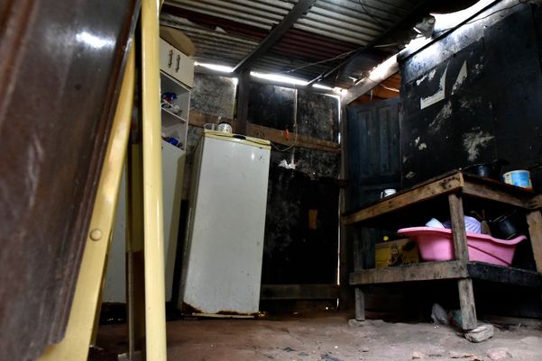Casa em Vale da Conquista, Terra Vermelha, Vila Velha: sem banheiro e erguida sobre chão batido por Fernando Madeira