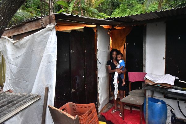 Gleiciane Brito e o filho Benjamin na casa inacabada por Fernando Madeira