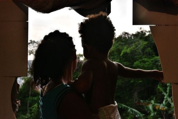 Leiliane Brito e o filho Ytallo: família perdeu renda por Fernando Madeira