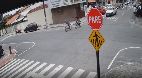 Homem de bicicleta é baleado em cruzamento de Linhares