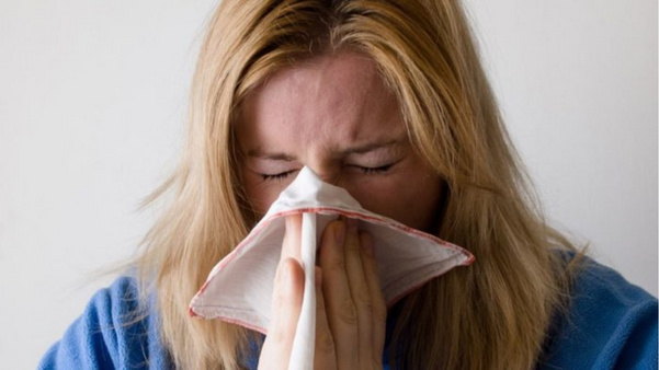 Sintomas da covid-19 e da influenza podem ser parecidos.