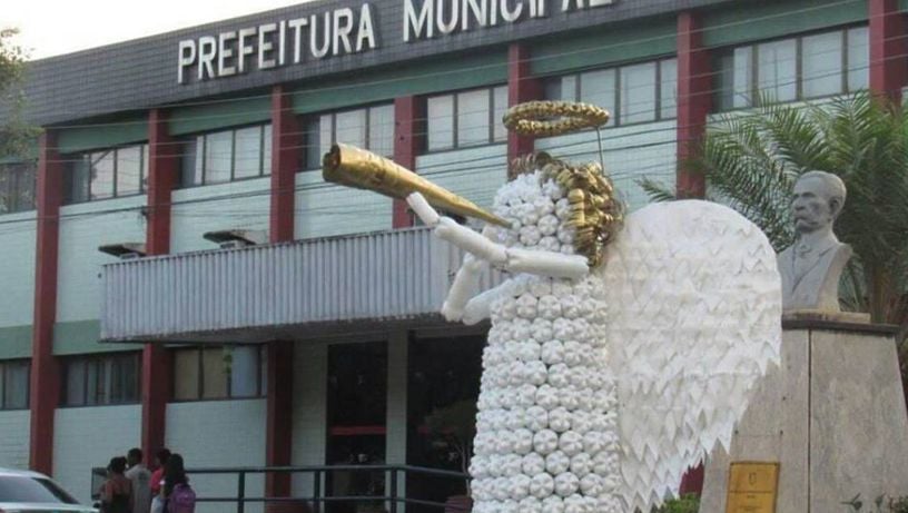 Anjo querumbeck? Anjo inusitado virou meme após ser colocado na frente da Prefeitura de João Neiva, em 2018
