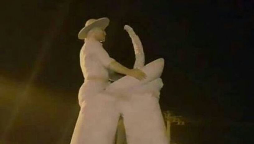 Estátua de em Nova Venécia virou motivo de chacota entre os capixabas em 2017