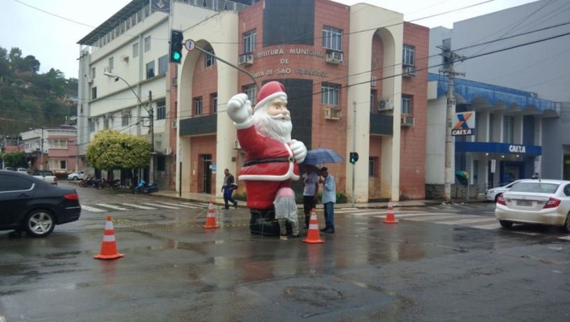 Papai Noel em cruzamento em Barra de São Francisco