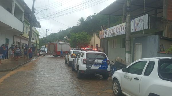 Duas pessoas ficam soterradas após deslizamento  em Jerônimo Monteiro por Telespectador Tv Gazeta Sul - Carla Moreira 
