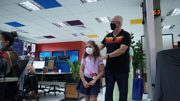 Amarildo acompanhou Catarina em um tour pela redação da Rede Gazeta por Fernando Madeira